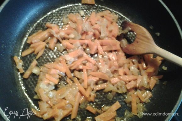 Лук мелко порезать, обжарить с 1-й ст.л. масла 2-3 минуты. Добавить порезанную соломкой морковь. Влить 4-5 ст.л. воды, тушить под закрытой крышкой, периодически помешивая, до готовности.