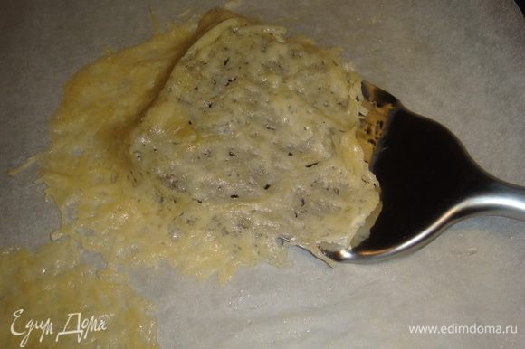 Разогреть духовку до 180 градусов. Ставим сыр запекаться до золотистой корочки. Следим, чтобы не подгорели.