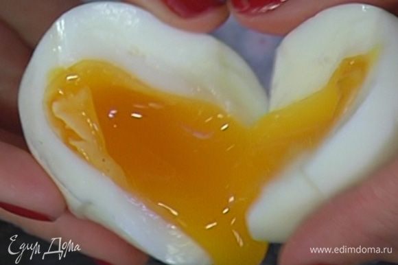 Яйца отварить вкрутую, затем почистить и отделить желтки (белки не понадобятся).