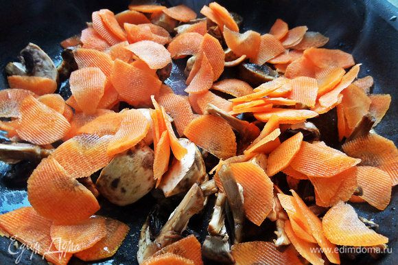 Морковь и грибы обжариваем в вытопившемся жирке от салями сразу, не выключая огня.