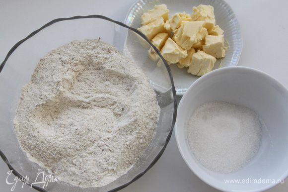 В орехово-мучную смесь добавить половину сахара и масло, растереть.