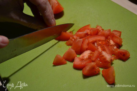 В холодильнике были обычные помидоры - использовала их. Порезать небольшими кусочками.