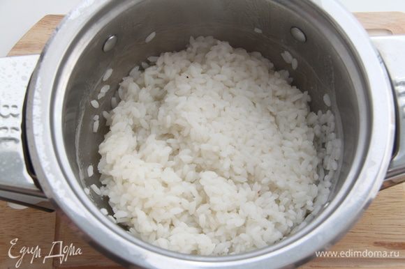 Рис отварить до готовности, воду слить.