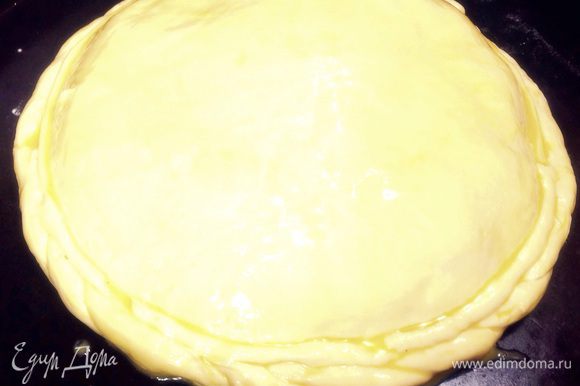 Раскатайте оставшееся тесто в тонкий пласт, уложите поверх начинки, поднимите края нижнего пласта, соедините с верхним, защипните края. Смажьте пирог яичным желтком.