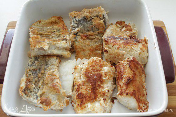 Разогреть в сковороде сливочное масло и обжарить рыбу с двух сторон, до румяной корочки. Переложить рыбу в форму для запекания.