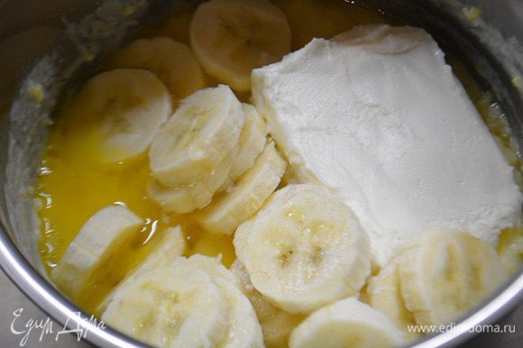 В кастрюлю добавить яйцо, творог, размятый или порезанный на кусочки банан. Перемешать до однородности.