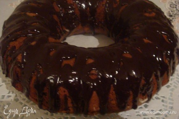 Готовый пирог полить черным шоколадом растопленным на водяной бане или присыпать сахарной пудрой.
