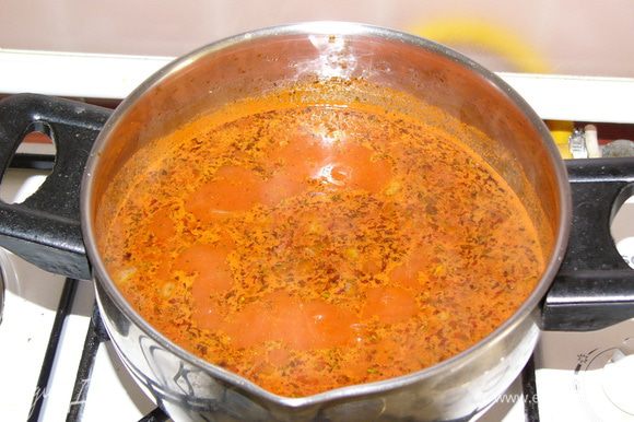 Добавляем в суп соль, черный или смесь перцев, сухую мяту или ваши любимые травы для супов. В данном случае они как нельзя лучше украсят суп и придадут ему аромат. А теперь попробуйте. Если ЭТО все еще напоминает вам только красную соленую воду, а не суп, стоит добавить еще томатной пасты.