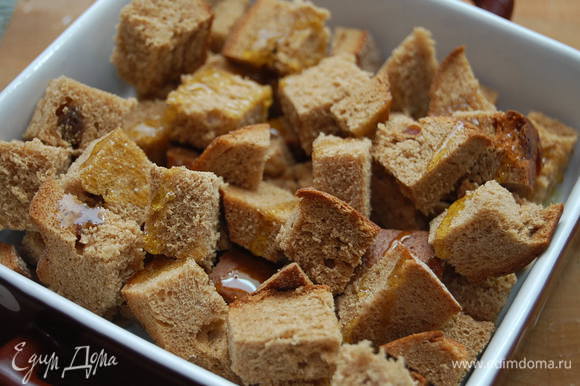 Для сухариков – хлеб нарезать кубиком, сбрызнуть оливковым маслом и подсушить в духовке.