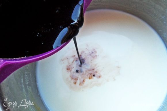 Нагреваем молоко не до кипения и вливаем крахмалистую массу, постоянно помешивая.