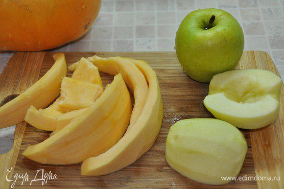 Тыкву и яблоки почистить от семечек и кожуры. Лучше брать яблоки с выраженной кислинкой.
