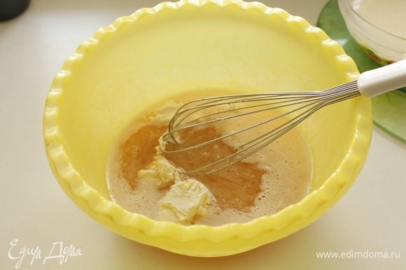 Оставшиеся яйца растереть с сахаром, добавить растопленные маргарин и масло, сметану.