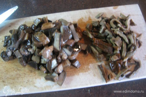Отварные грибы или шампиньоны и белые грибы порезать. Бульон процедить.