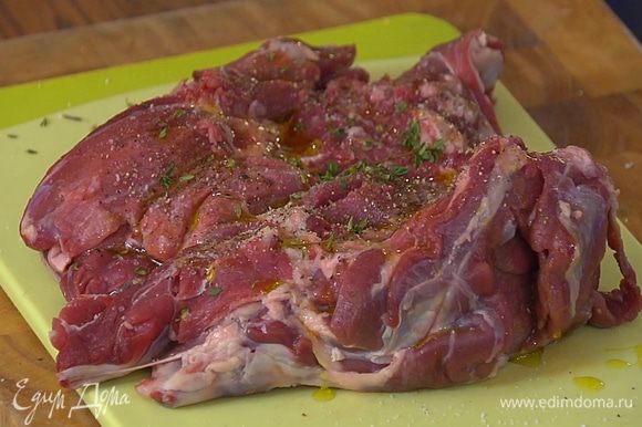 Мясо развернуть, внутреннюю часть посолить, поперчить, слегка сбрызнуть оливковым маслом и посыпать листьями тимьяна.