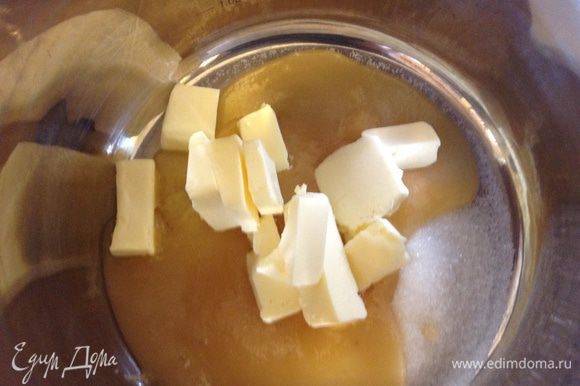 В кастрюлю с толстым дном сложить мед, сахар и масло. Поставить на огонь до растворения сахара.