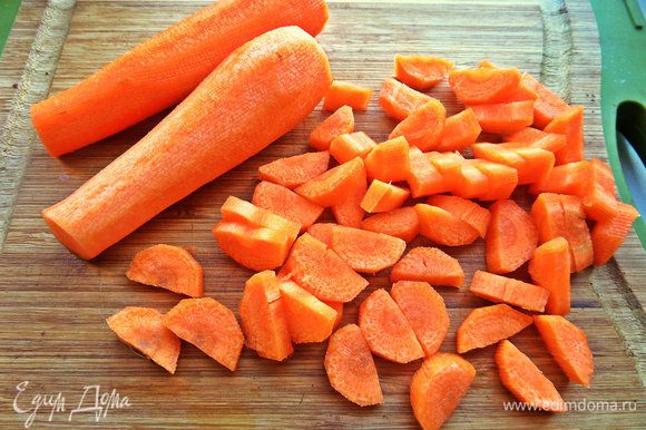 Морковь разрезать на дольки.