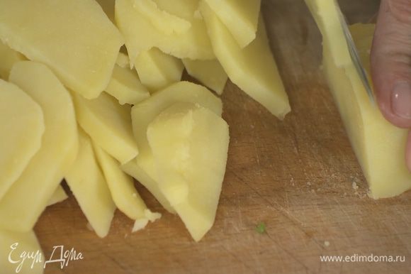 Картофель почистить, отварить, затем порезать тонкими ломтиками.