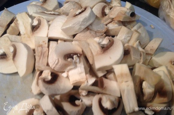 Тонко нарежьте грибы, добавьте к луку и жарьте еще около 10 минут.