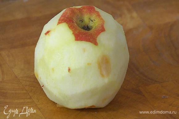 Яблоки очистить от кожуры и, удалив сердцевину, нарезать крупными дольками.