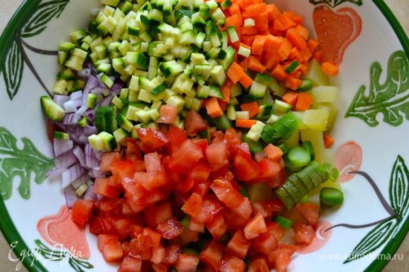 В конце нарезать кубиками помидоры (удалить семена) и положить их ненадолго в дуршлаг, чтобы стекла лишняя жидкость. После этого добавить и их к овощам.