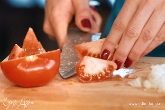 Снять кожицу с томатов, мелко порезать.