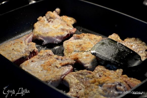 На горячую сковороду с маслом выложить свиные отбивные в муке и обжаривать по 3 мин с каждой стороны. Переложить на тарелку.