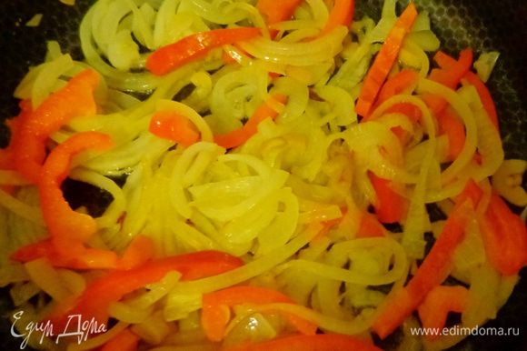 Обжарить лук с болгарским перцем и морковью