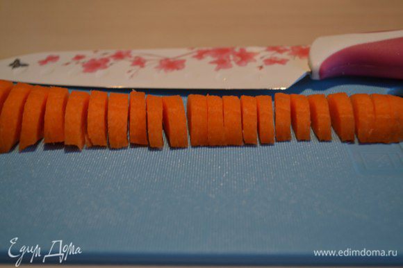 Морковь очистить, помыть, нарезать полукольцами.