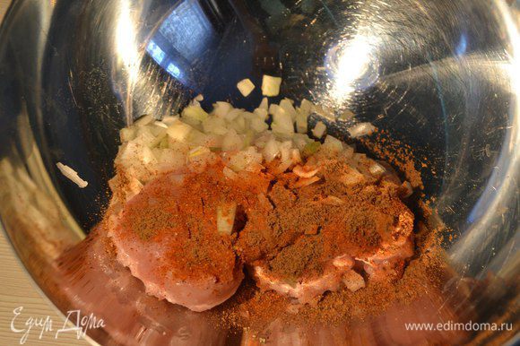 Делаем фрикадельки. В миску к куриному фаршу добавить лук (2-ю половину), соль, перец, мускатный орех. Перемешать!