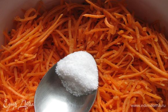 В морковь, натертую (нарезанную) тонкой соломкой, добавить соль, помять руками. Дать постоять некоторое время, минут 25-30.