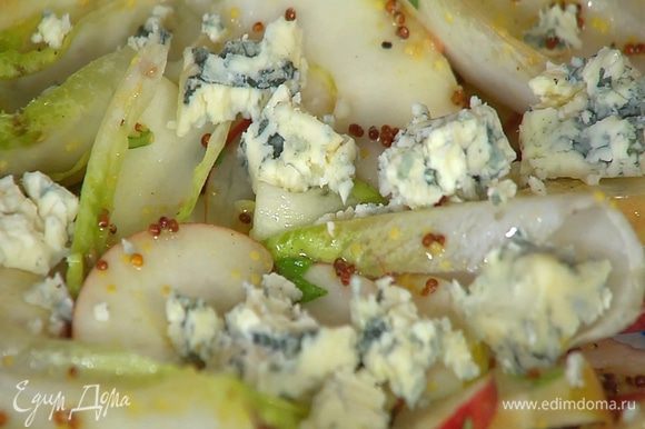 Голубой сыр поломать небольшими кусочками и украсить салат.