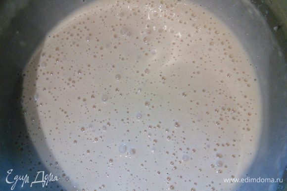 При постоянном взбивании влейте постепенно молоко, введите муку. Я вводила частями молоко, чередуя с мукой.