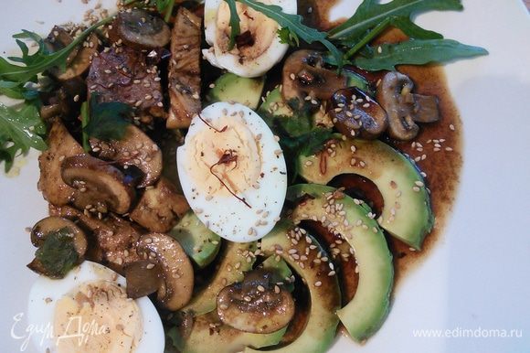 С мясом и грибами, несколькими веточками любого салата, полить соусом, посыпать кунжутом, зелёным луком и кинзой.