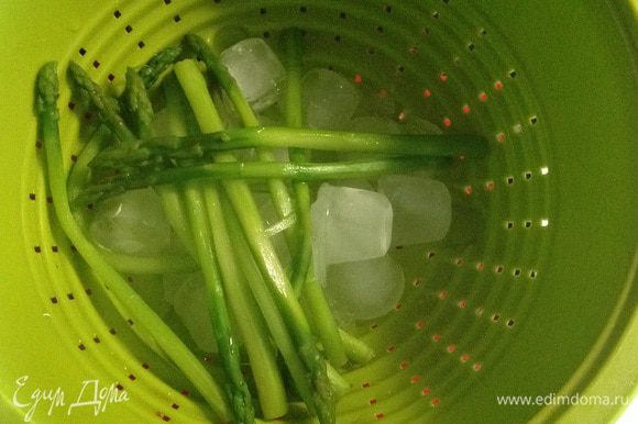 После перекладываем спаржу на лёд, чтобы она сохранила свой красивый зелёный цвет.