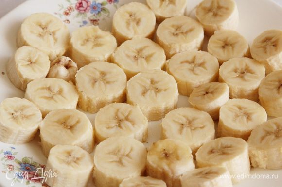 Для приготовления этого мороженого необходимо заранее заморозить бананы. Предлагается это сделать за сутки до "того". Бананы очищаем, нарезаем кольцами толщиной приблизительно 1,5 см, выкладываем в один слой и отправляем в морозилку на сутки. Поскольку бананы содержат много сахара, они в ледышку не превратятся, просто станут плотнее.