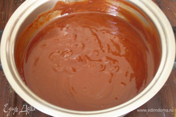 Крем: шоколад поломать на кусочки и положить в сотейник. Влить сливки, ром и растопить на водяной бане до получения однородной массы. Остудить и поставить в холодильник на 1 час.