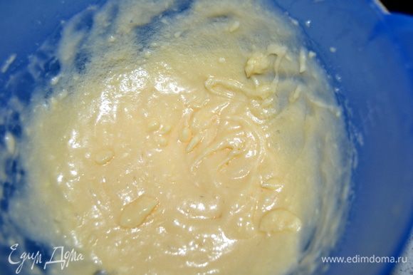Масло взбить с сахарной пудрой и половиной яйца (вторую половину оставим на обмазку булочек).
