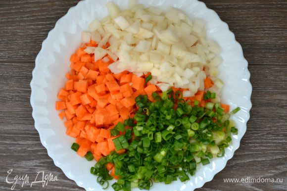 Лук и морковь порезать кубиками. Я добавила еще и зеленого лука для более пикантного вкуса.