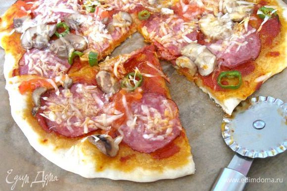 Пицца с колбасой и огурцами