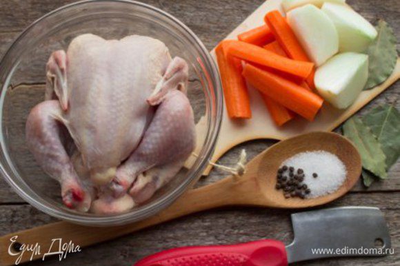 Сварить бульон из цыпленка с добавлением лука, моркови, лаврового листа и специй. Процедить. Нам понадобится 1 литр бульона, остальной можно заморозить.