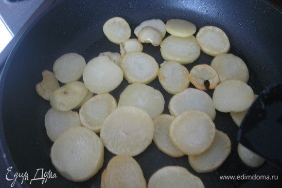 Размер сковородки надо выбирать так, чтобы картофель расположился почти одним слоем. Растопить жир, обжарить слегка картофель (2-3 минуты).