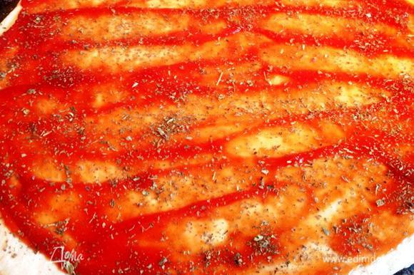Намазать корж тосканским кетчупом или каким-то помидорным соусом, густо посыпать сухим базиликом, он не помешает, наоборот, пицца будет пахнуть Италией :-)