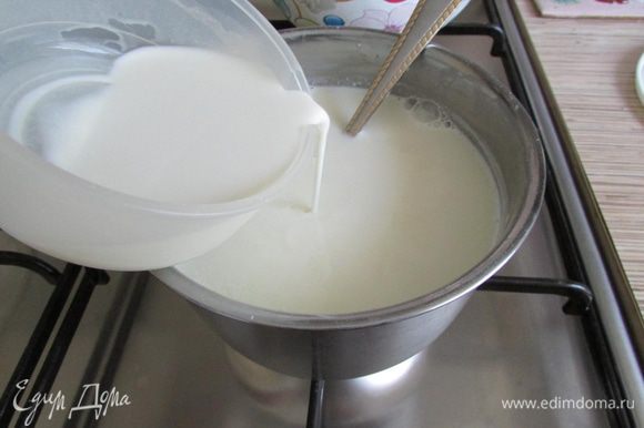 Молочную смесь поставить на медленный огонь и довести до кипения. Затем влить крахмал и сварить молочный кисель.