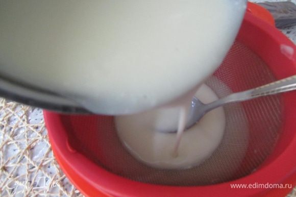Горячий кисель перелить в миску через мелкое сито.