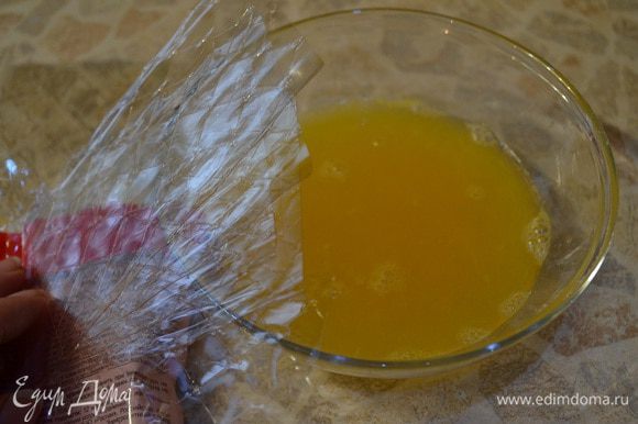 Выжать сок из одного апельсина. Взять желатин, замочить в холодной воде до мягкости. Сок нагреть, а затем растворить в нем желатин. Не кипятить! Желе залить в форму и убрать в холод до полного застывания.