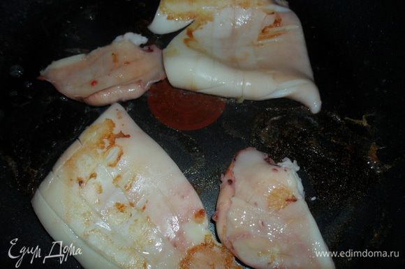 Обжарить кальмары на сильно разогретой сковороде без масла, с двух сторон.