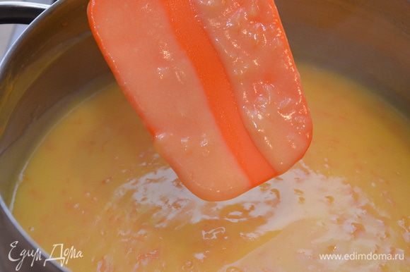 Готовим апельсиновое кремё: желатин замачиваем в холодной воде. В сотейнике смешиваем апельсиновый сок, яйца, желтки, сахар и масло. Ставим на средний огонь и варим кремё до загустения, постоянно помешивая венчиком. Чтобы проверить готовность, берем деревянную лопатку, окунаем в крем, проводим пальцем по лопатке с кремом, если на полосу от пальца крем не затекает, то он готов. Снимаем кремё с огня и добавляем отжатый желатин. Пробиваем массу блендером, остужаем до комнатной температуры и выливаем кремё поверх бисквита с пралине. Отправляем все в морозильную камеру.