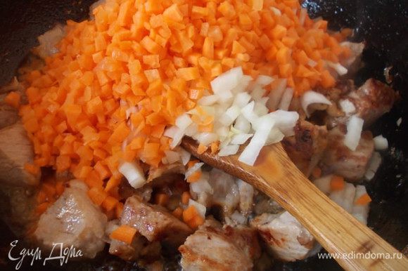 Обжариваем мясо на раскаленном масле до золотистой корочки, добавляем лук и морковь.