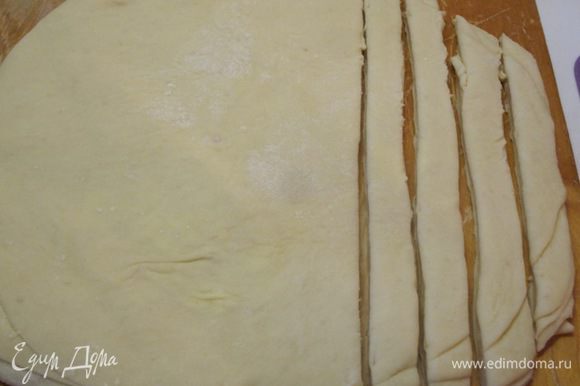 Нарезать тесто на полоски шириной 2 см.