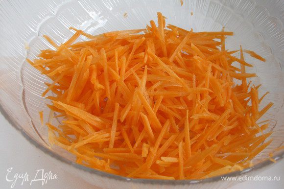 Морковь почистить и натереть на корейской терке.